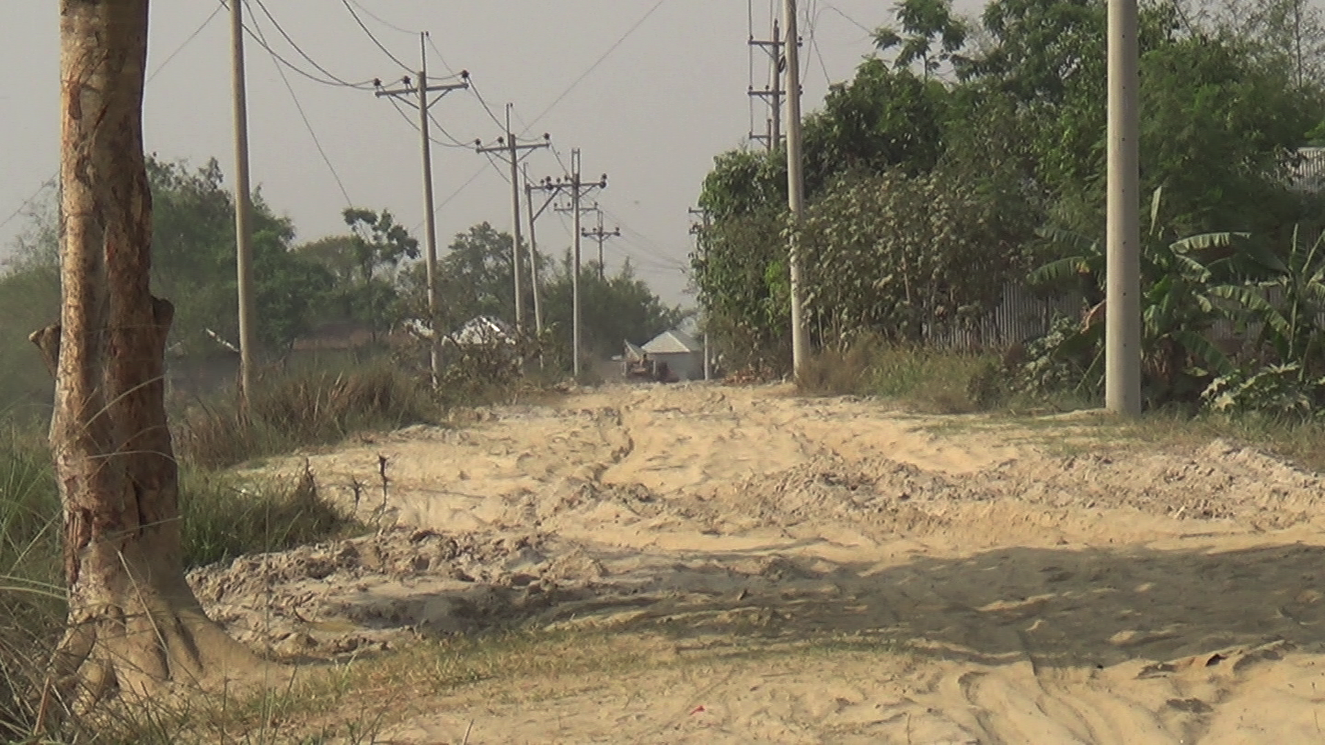 দৌলতপুরের চরাঞ্চলে রাস্তার বেহাল দশা: কৃষিপণ্যের ন্যায্য দাম থেকে বঞ্চিত কৃষক, স্বাস্থ্যসেবা ও শিক্ষ